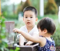 孩子主席讲述他自己的,可是他别无选择的简单介绍