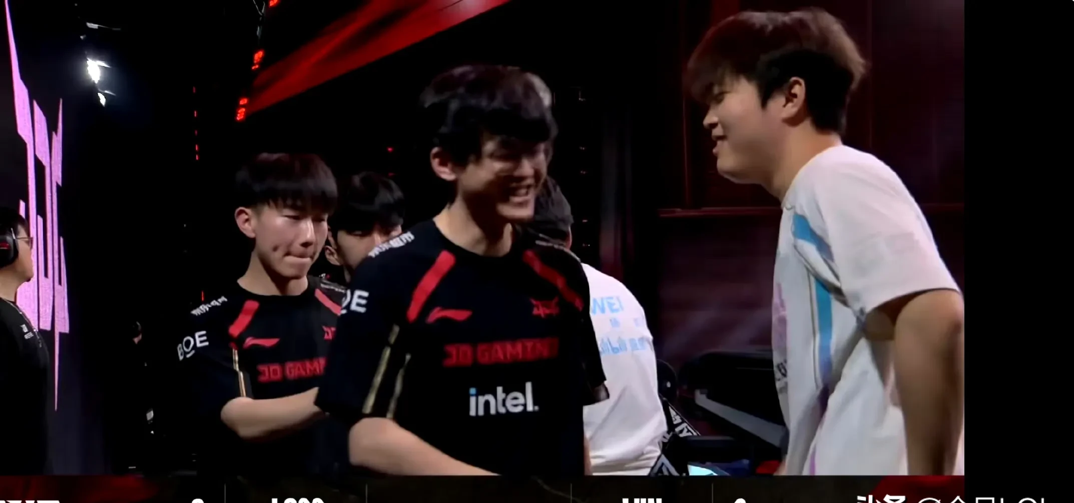 关于RNG横扫FLY，Bin团战一打五顶尖较量小组赛，让粉丝疯狂欢呼的信息