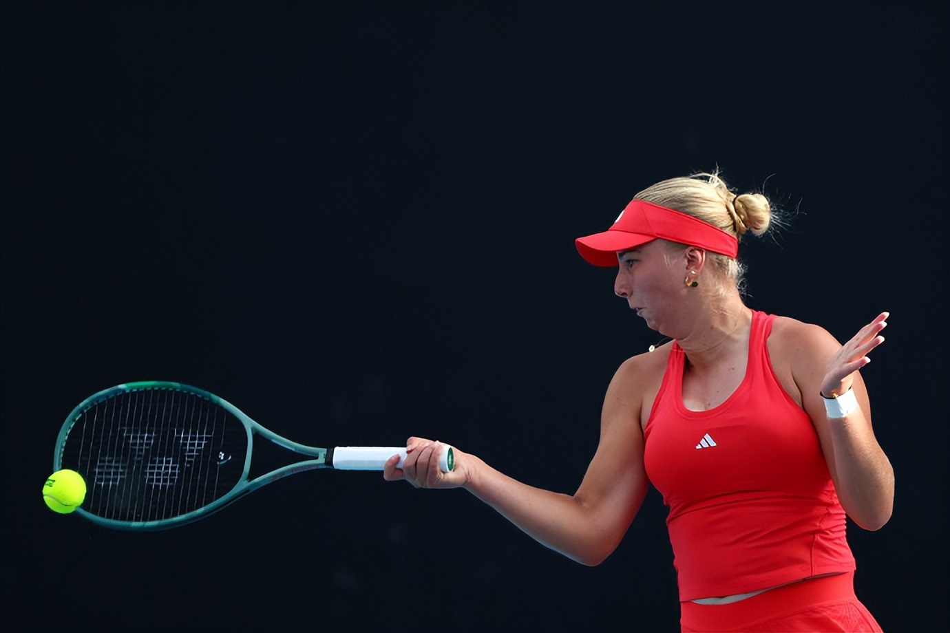 世俱杯改制-澳洲选手在网球比赛中实现反差优势，达到冠军